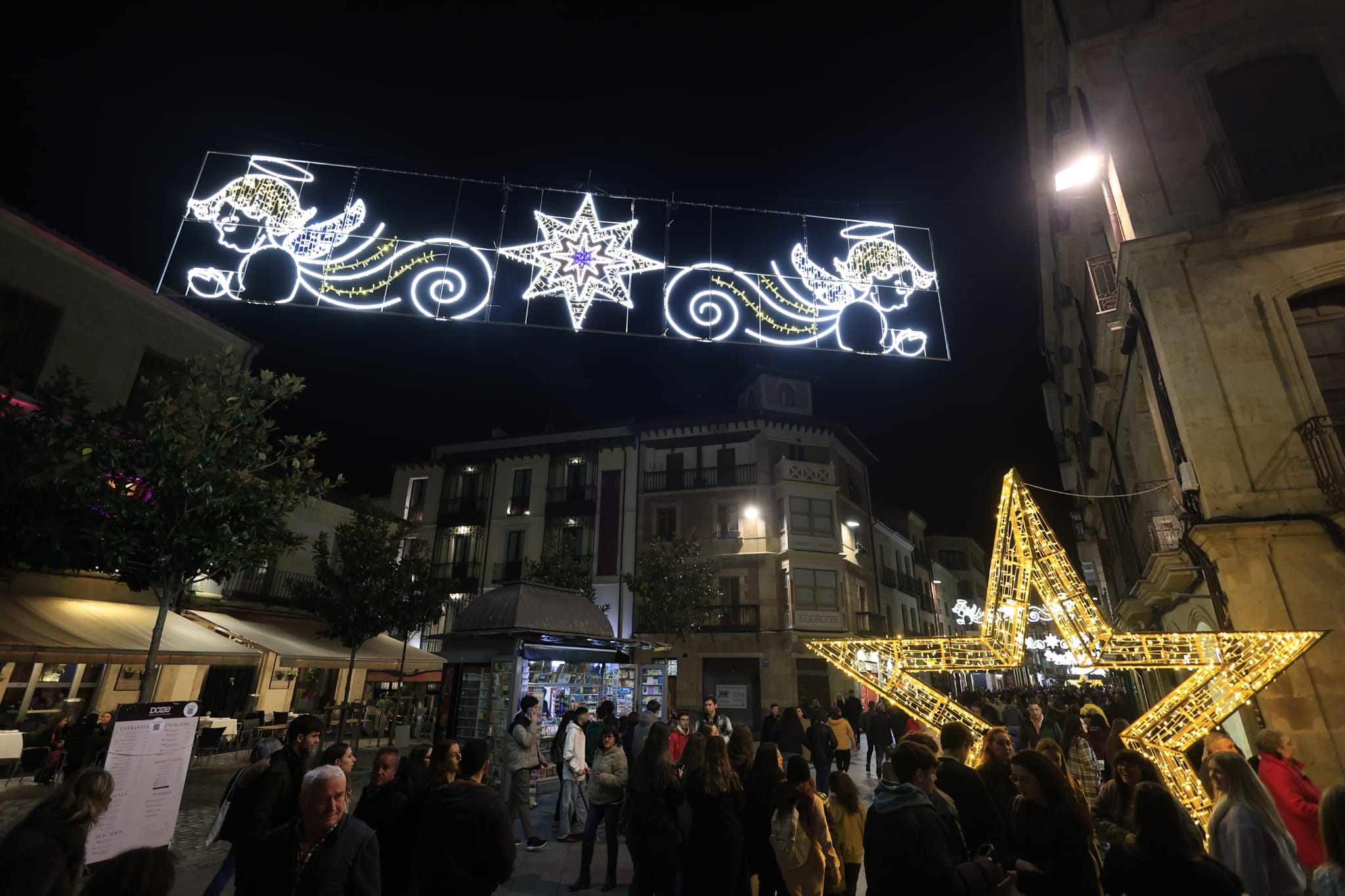 Una Plaza abarrotada, escenario del encendido de la Navidad en Salamanca