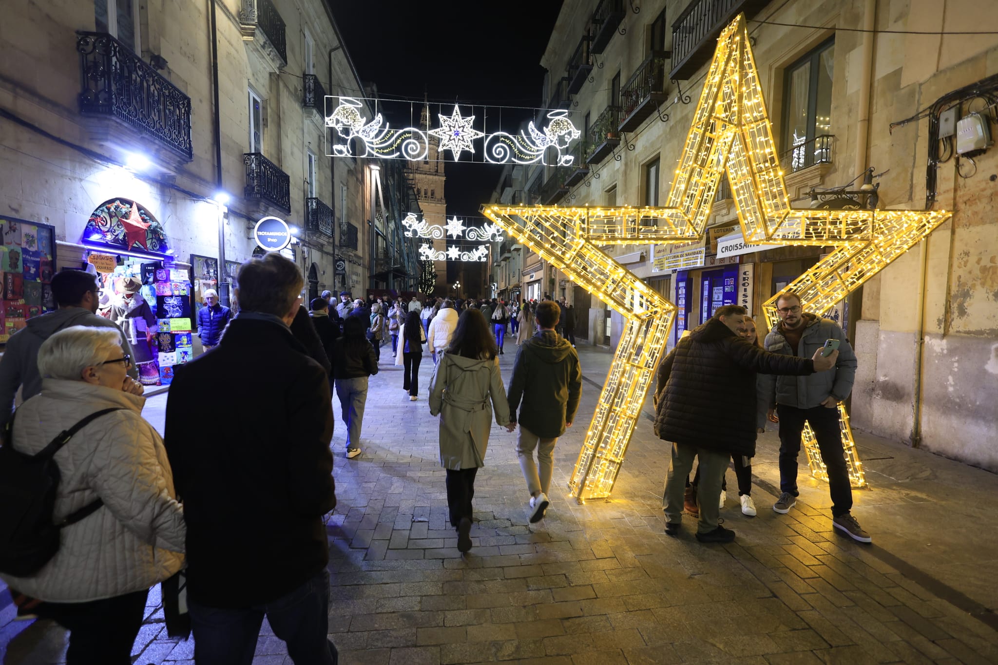 Una Plaza abarrotada, escenario del encendido de la Navidad en Salamanca