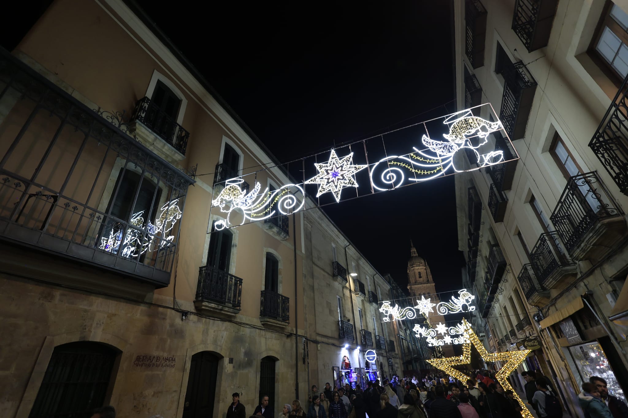 Una Plaza abarrotada, escenario del encendido de la Navidad en Salamanca