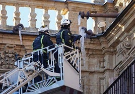 Bomberos de Salamanca, durante una actuación en la Plaza Mayor de Salamanca.