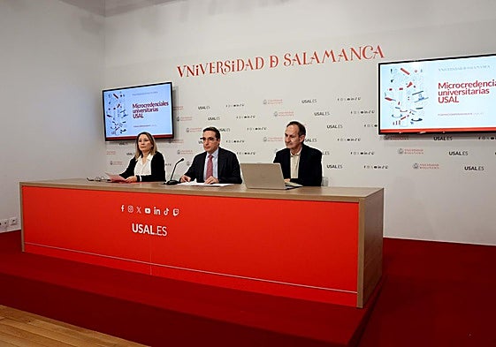 El rector Juan Manuel Corchado, la profesora María Teresa Escribano y el profesor Galo Sánchez.
