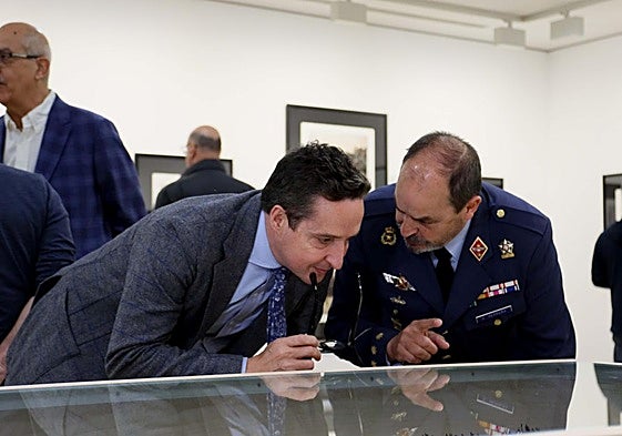 El rector de la Universidad de Salamanca, Juan Manuel Corchado, ha asistido a la inauguración de la exposición 'Soldados de España'.