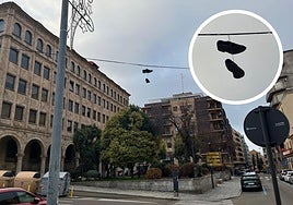 Unos zapatos, colgados en el cable eléctrico junto a un adorno navideño en pleno centro de Salamanca.