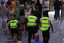 Tres agentes de la Policía Local patrulla por Salamanca.
