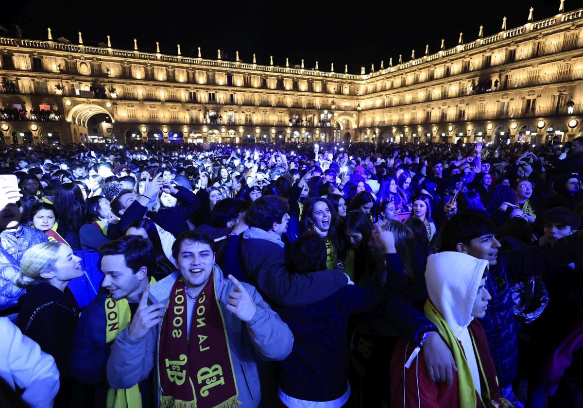 Fin de Año Universitario en la Plaza Mayor el pasado año