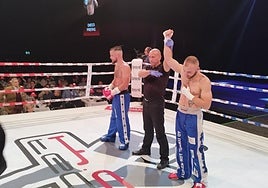 El árbitro levanta el brazo de Jaime Lizana como nuevo campeón de Wako Pro.