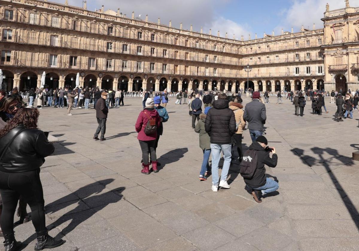 Varias personas pasen por la Plaza Mayor de Salamanca.