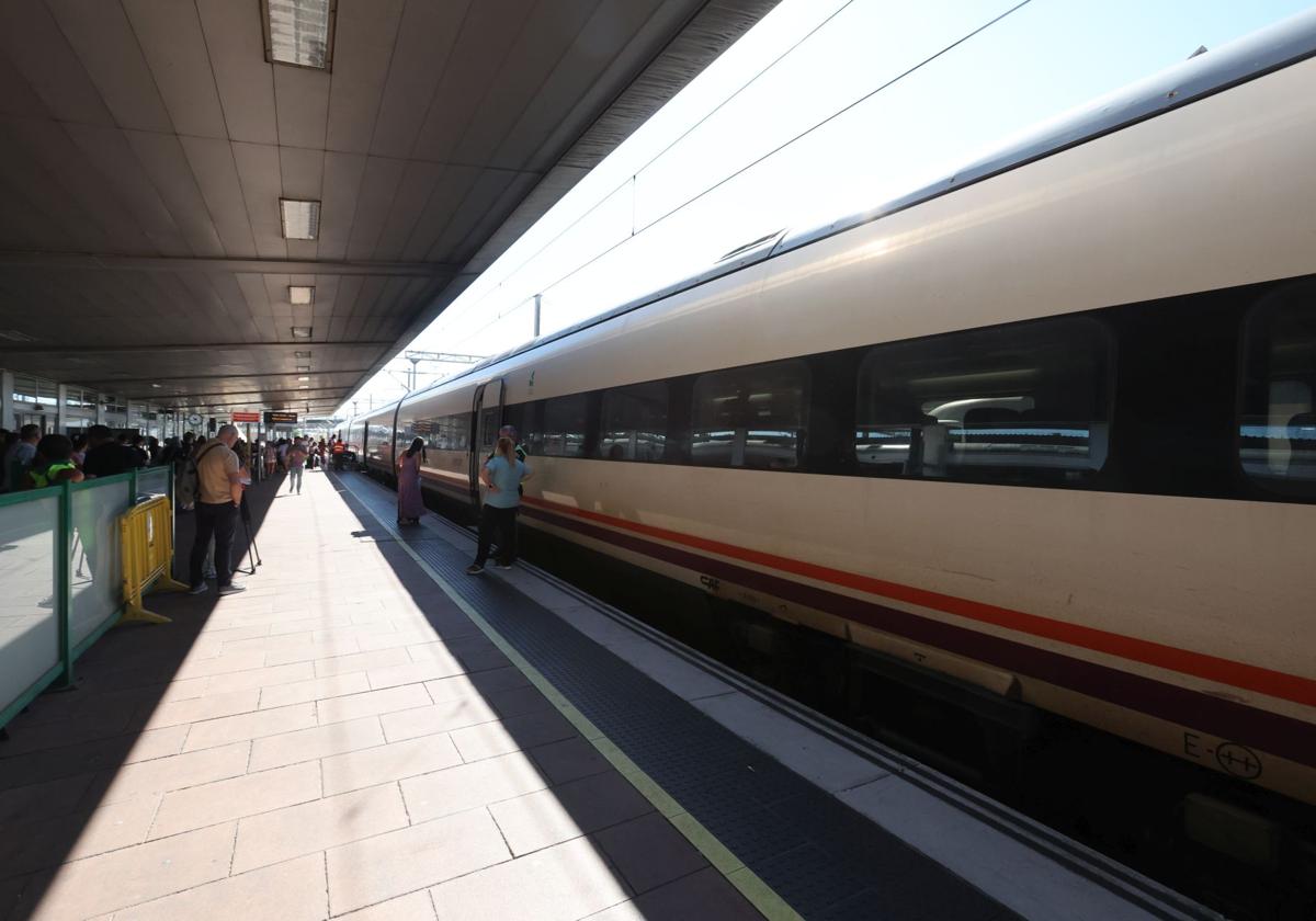 Tren Alvia en la estación de Salamanca.