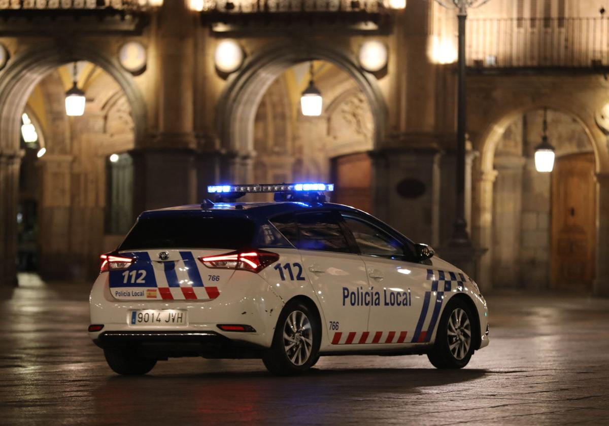 Coche de la Policía Local en una foto de archivo