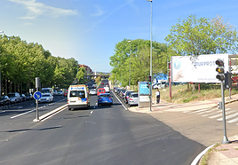 Ambulancia en la Avenida de Salamanca.