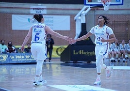 Silvia Domínguez y Arica Carter, jugadoras de Perfumerías Avenida, chocando durante el partido