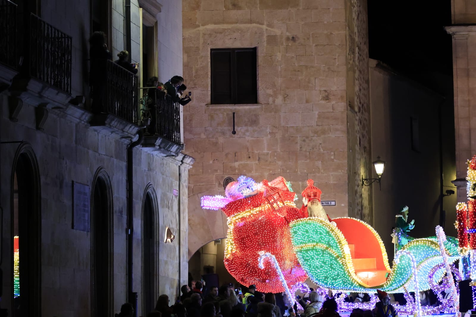 Papá Noel se deja ver en la Cabalgaza de Salamanca