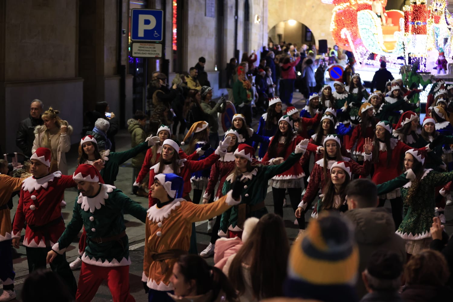 Papá Noel se deja ver en la Cabalgaza de Salamanca