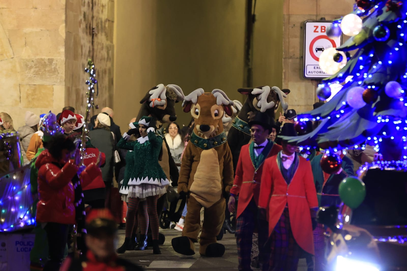 Papá Noel se deja ver en la Cabalgaza de Salamanca