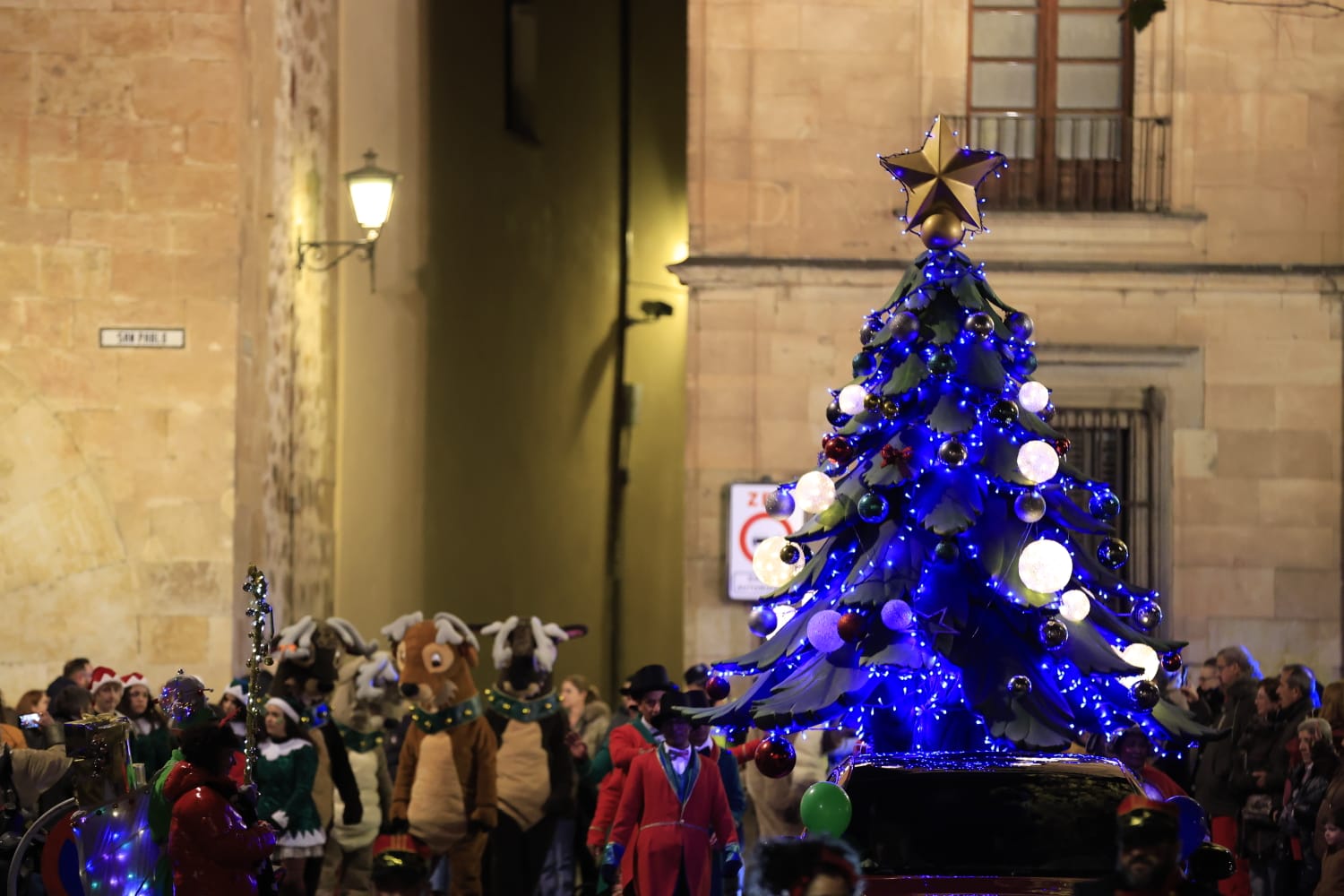 Papá Noel se deja ver en la Cabalgaza de Salamanca