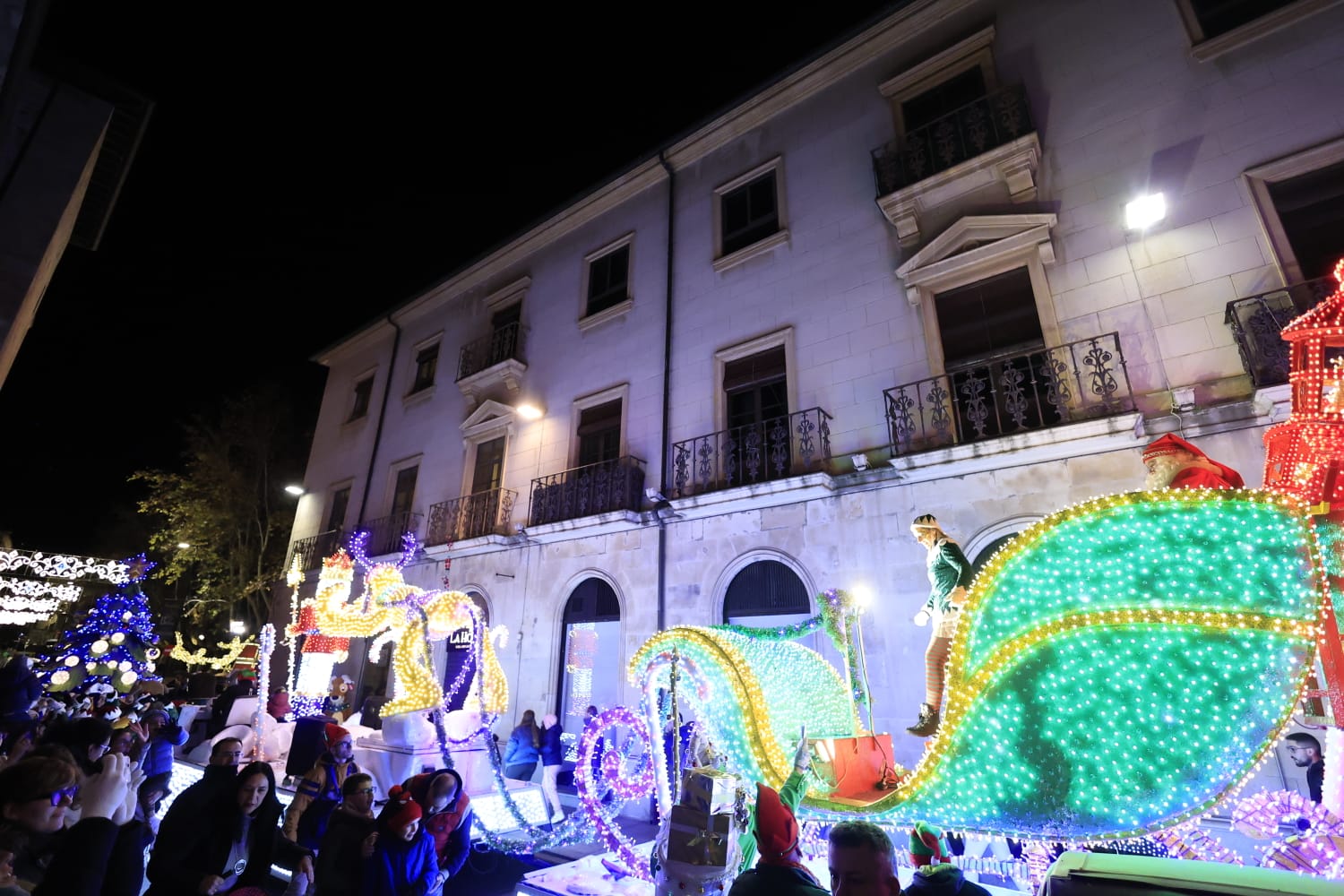 Papá Noel se deja ver en la Cabalgaza de Salamanca