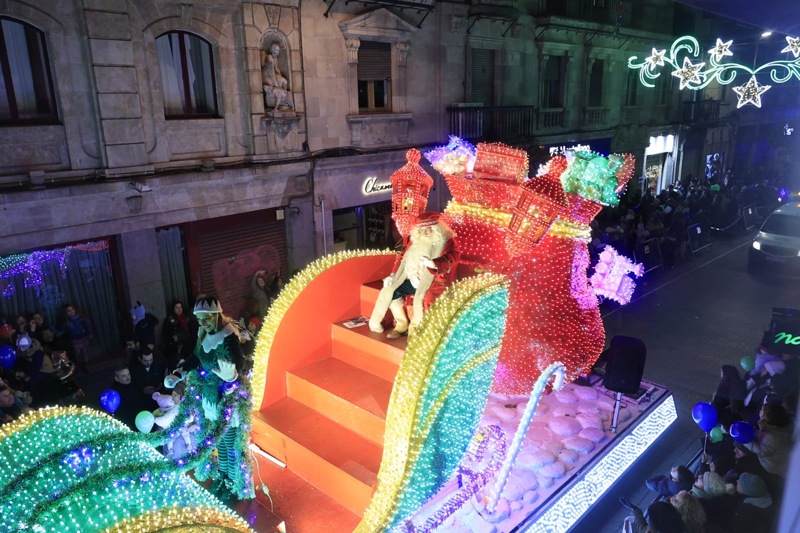 Papá Noel se deja ver en la Cabalgaza de Salamanca