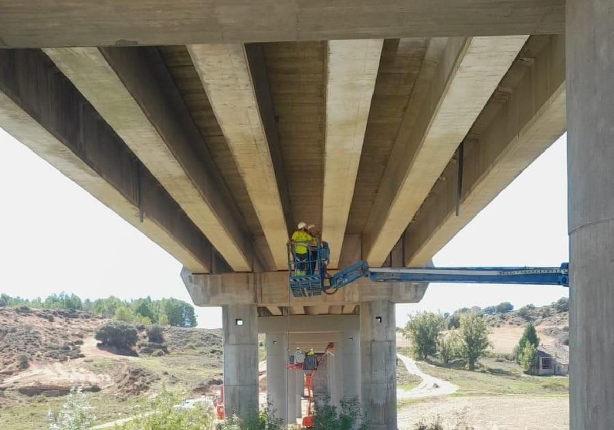 Trabajos de mantenimiento de un viaducto.