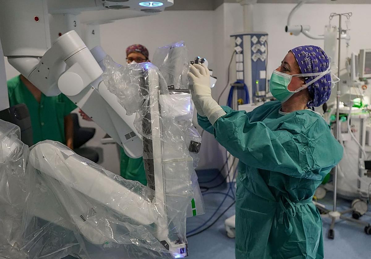 Sanitarios se disponen a iniciar una operación en una imagen de archivo.