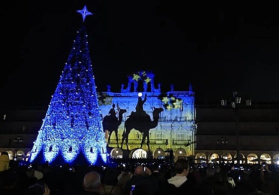 Árbol navideño de la Plaza Mayor de Salamanca y, al fondo, del videomapping sobre la fachada del Ayuntamiento.