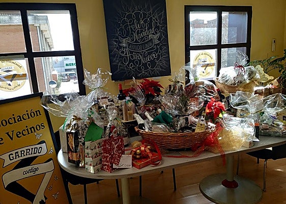 Las cestas que sortea la Asociación de Vecinos Multicultural Garrido Contigo.