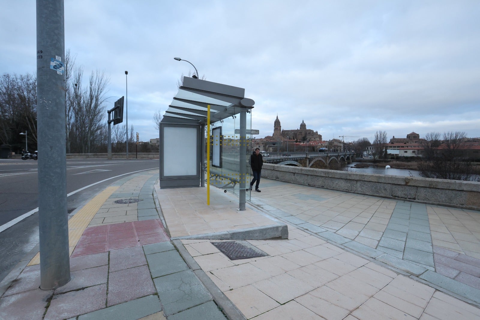 La nueva marquesina del bus instalada en la margen izquierda, en la zona de protección del puente Enrique Estevan como BIC.