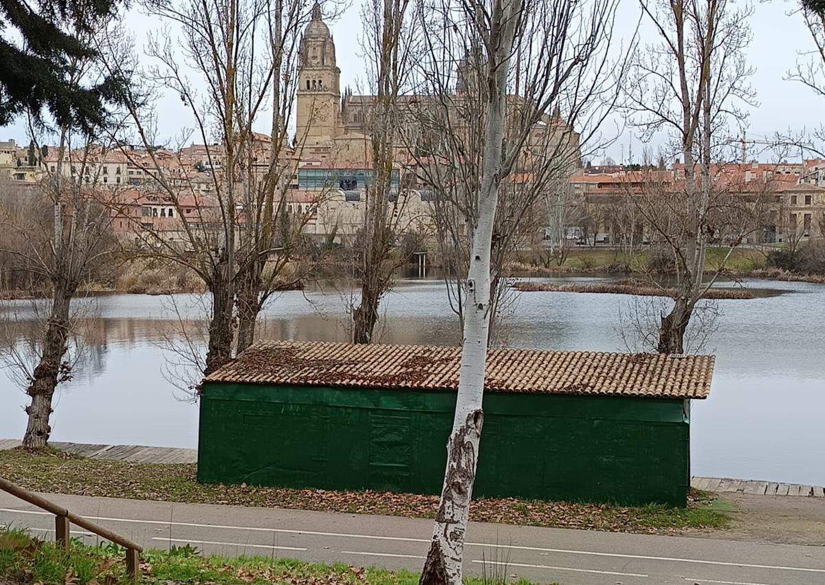 Imagen secundaria 1 - Un chiringuito, el cobertizo de las barcas o un viejo quiosco convertido en oficina también ocupan una zona que es de protección.