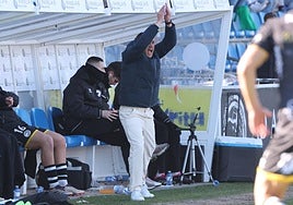 Daniel Llàcer, entrenador de Unionistas de Salamanca durante un partido dando indicaciones