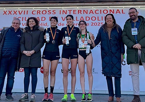Gema Martín, primera por la izquierda, en el podio.