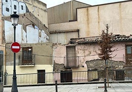 Comienza la demolición del edificio de 1961 en pleno casco histórico de Salamanca