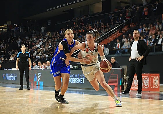 Jespersen intenta defender a Yalcin durante el partido