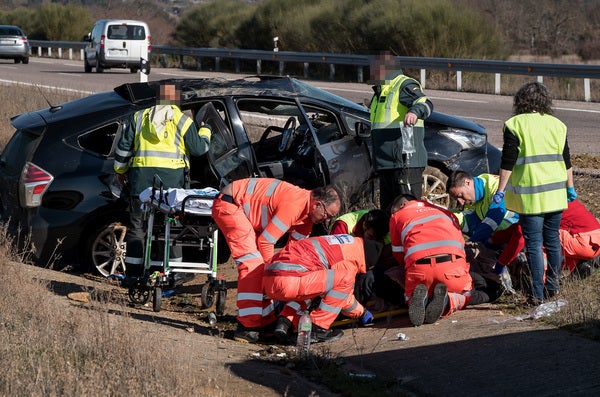 Los paramédicos socorriendo a los heridos en el lugar del accidente