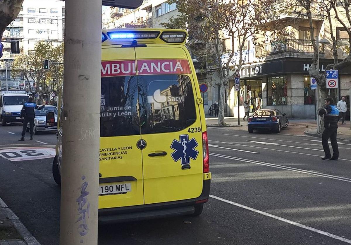 Intervención de la policía y una ambulancia en Salamanca en una imagen de archivo.