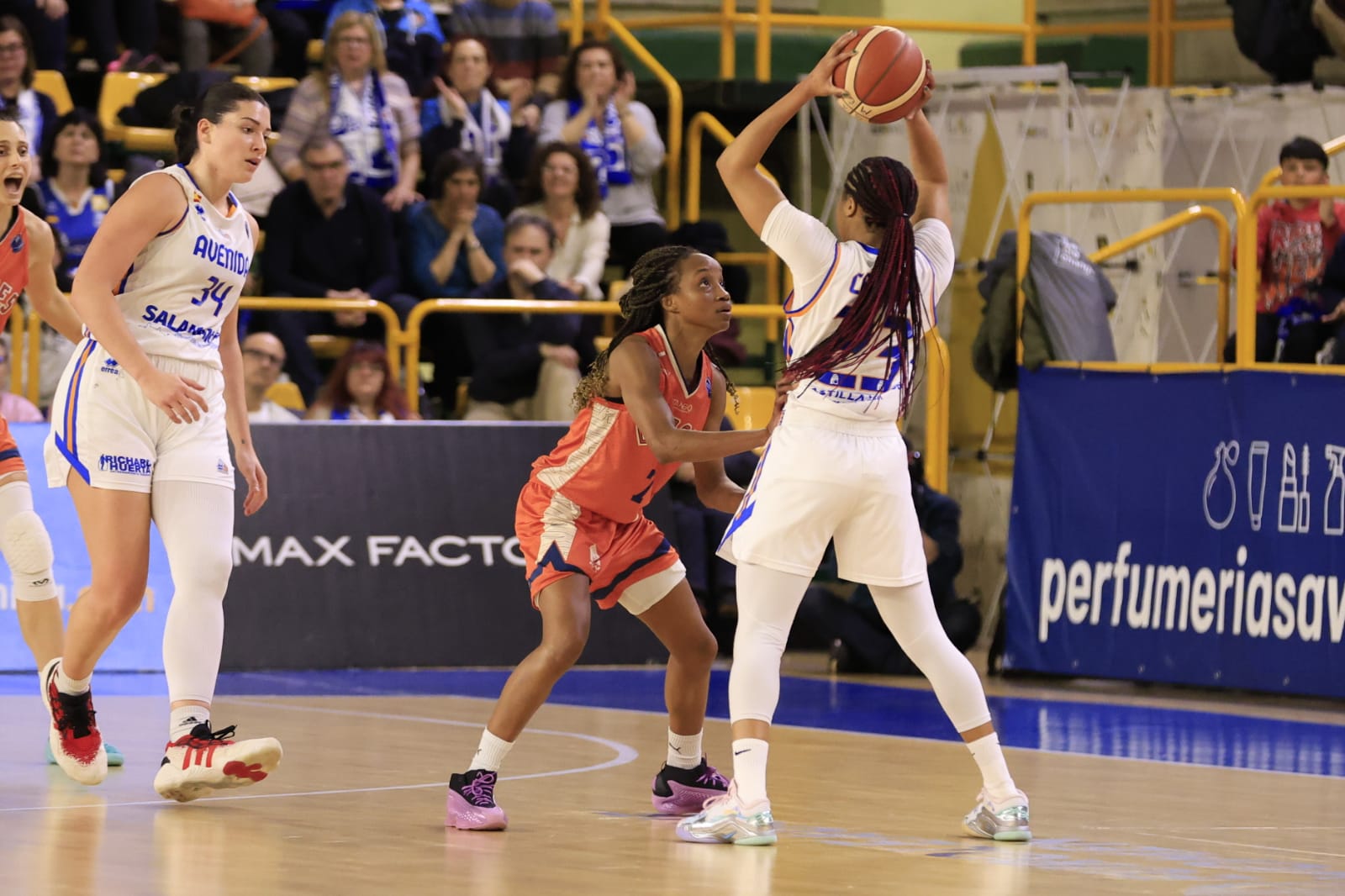 Sonora pitada para el poco deportivo Bourges Basket ante Avenida