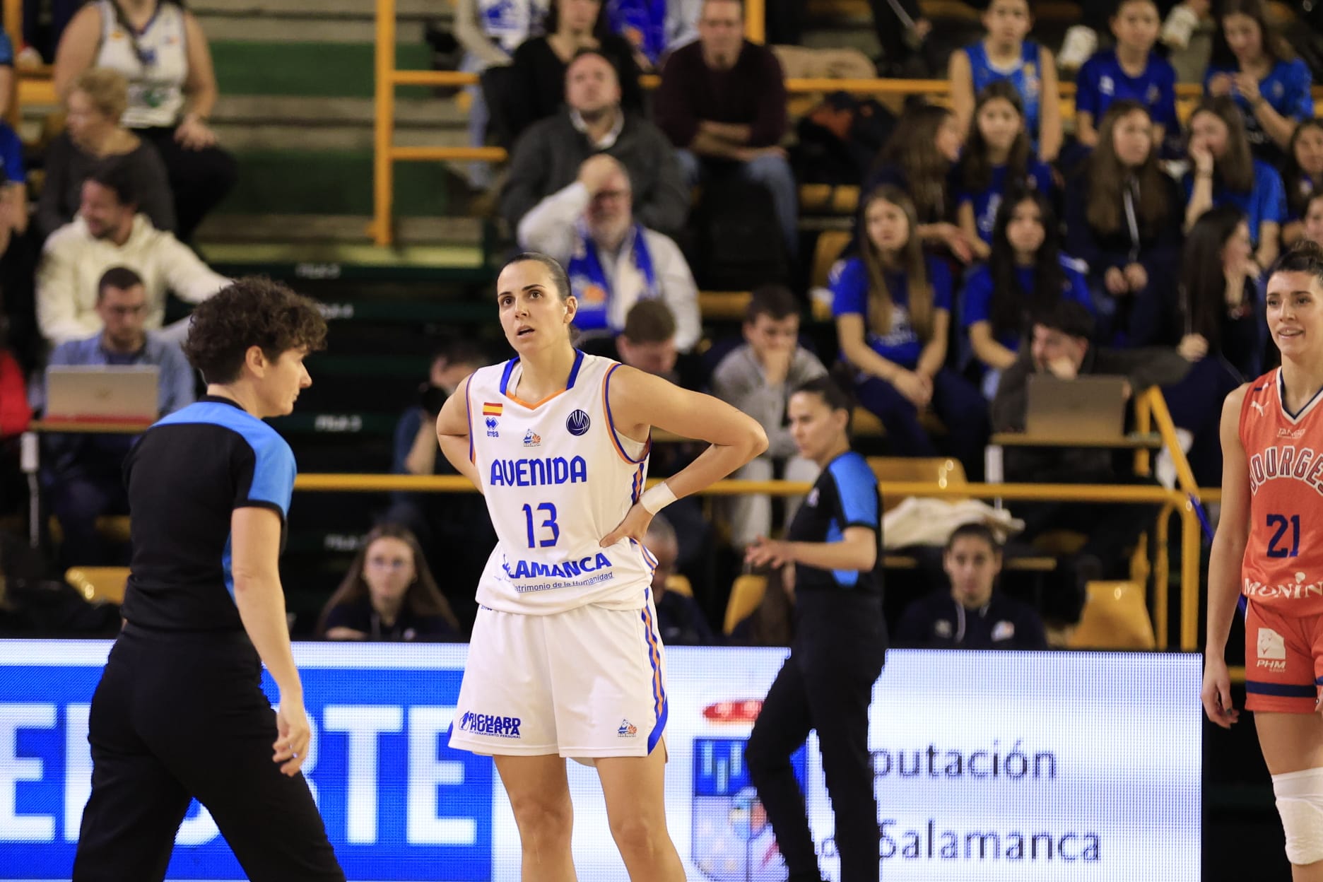 Sonora pitada para el poco deportivo Bourges Basket ante Avenida