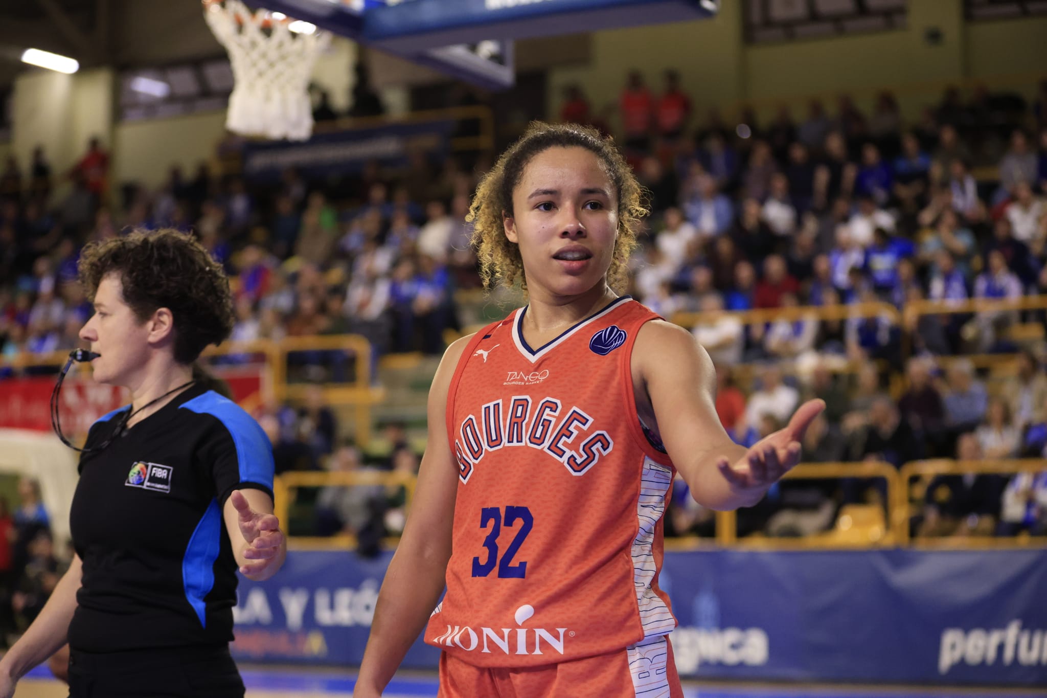 Sonora pitada para el poco deportivo Bourges Basket ante Avenida