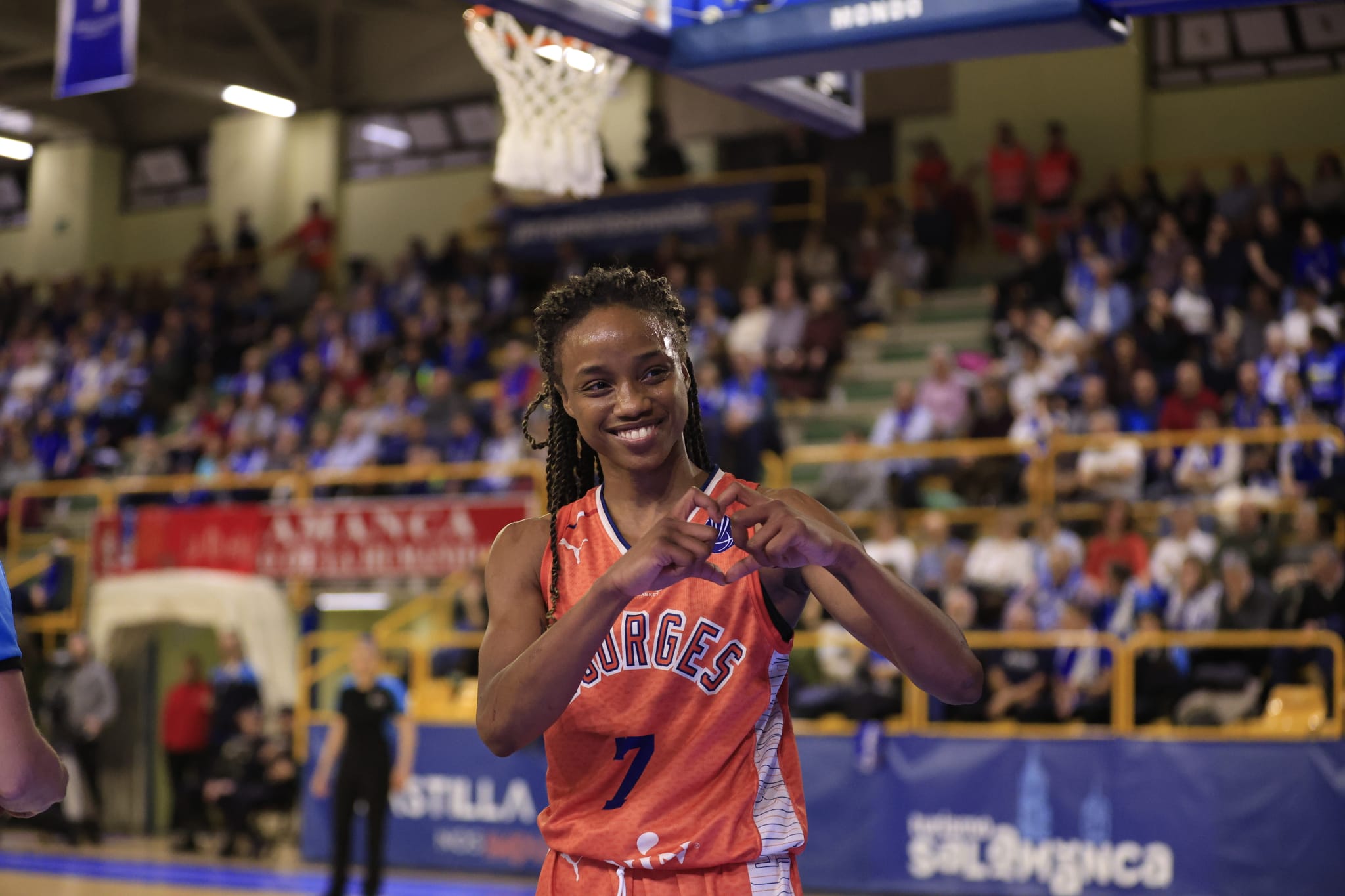 Sonora pitada para el poco deportivo Bourges Basket ante Avenida