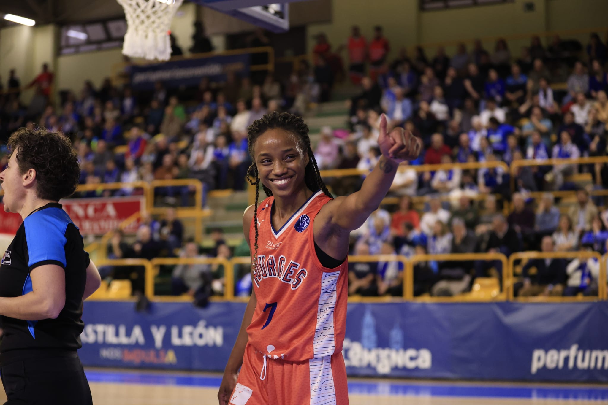 Sonora pitada para el poco deportivo Bourges Basket ante Avenida