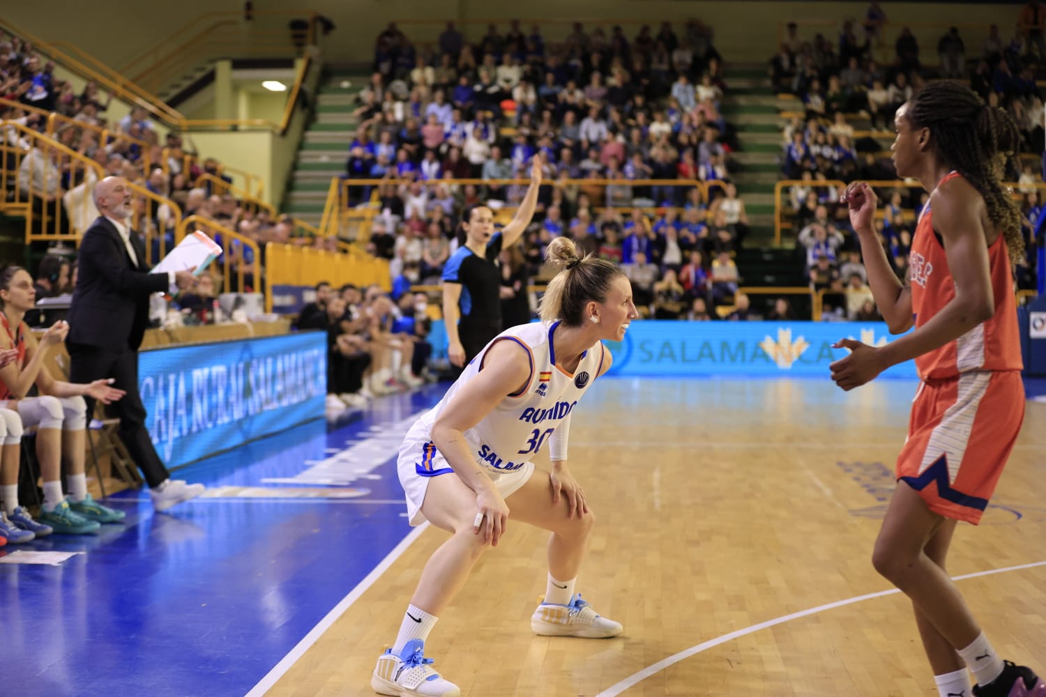 Sonora pitada para el poco deportivo Bourges Basket ante Avenida