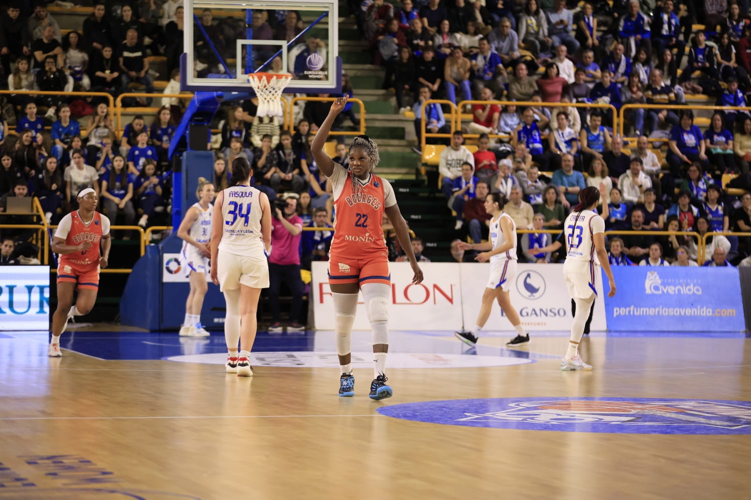 Sonora pitada para el poco deportivo Bourges Basket ante Avenida