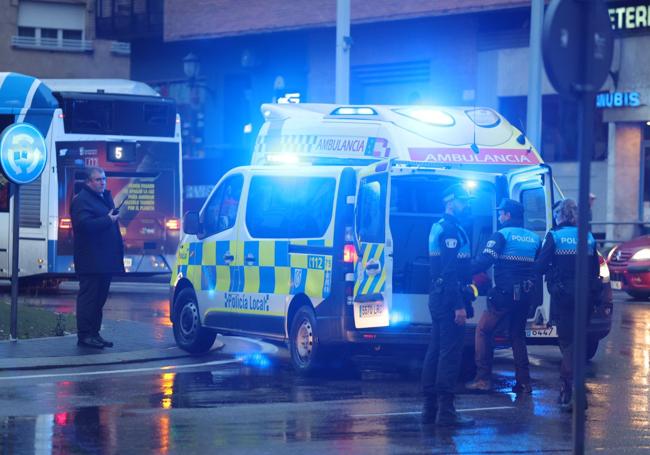 La ambulancia y la Policía Local, en el lugar del accidente.