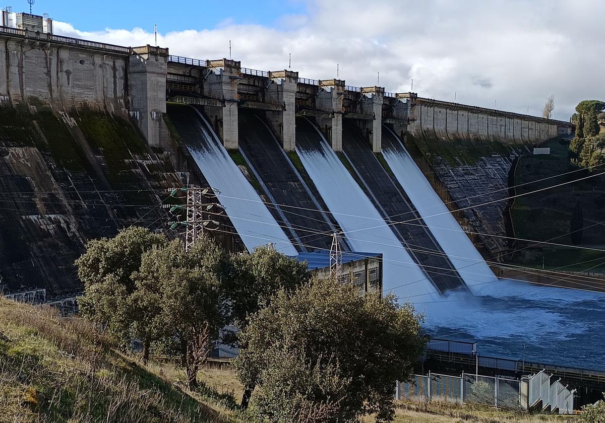 El embalse de Santa Teresa alcanza su límite de seguridad y empieza a soltar el agua acumulada