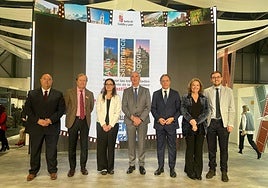 El alcalde de Salamanca, Carlos García Carbayo, junto con los máximos dirigentes de los otros ayuntamientos y de la Junta de Castilla y León.