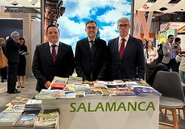 El concejal de Turismo, Ángel Fernández Silva y el presidente de la Asociación de Hosteleríade Salamanca, Jorge Moro, en Fitur
