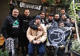 Imagen de la afición de Unionistas de Salamanca en las calles del barrio Húmedo de León