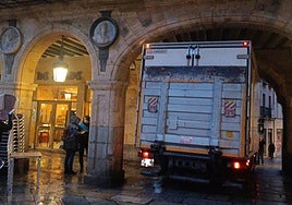 El camión, incrustado en el arco de la Plaza Mayor de Salamanca.