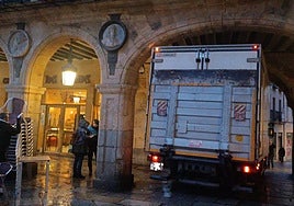 El camión empotrado contra el arco de la Plaza Mayor de Salamanca.