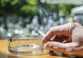 Una persona consume un cigarrillo en una imagen de archivo.