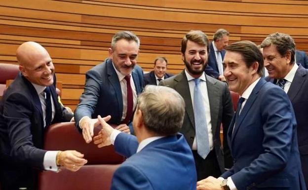 Los tres integrantes de la dirección del grupo parlamentario de Vox (Menéndez, Hierro y García-Gallardo), saludan a consejeros del PP en septiembre pasado.
