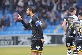 Carlos de la Nava celebra el gol de Unionistas ante la Ponferradina